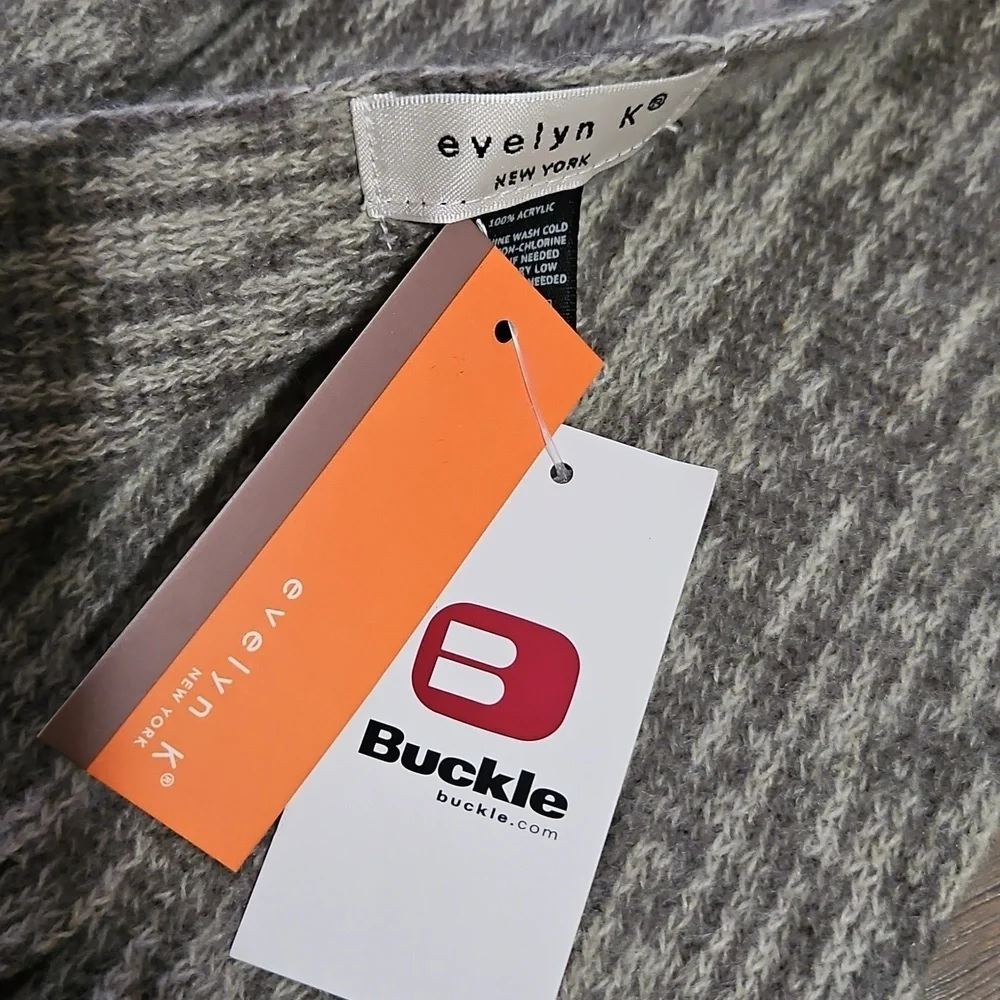 Elegant Gray Knit Scarf